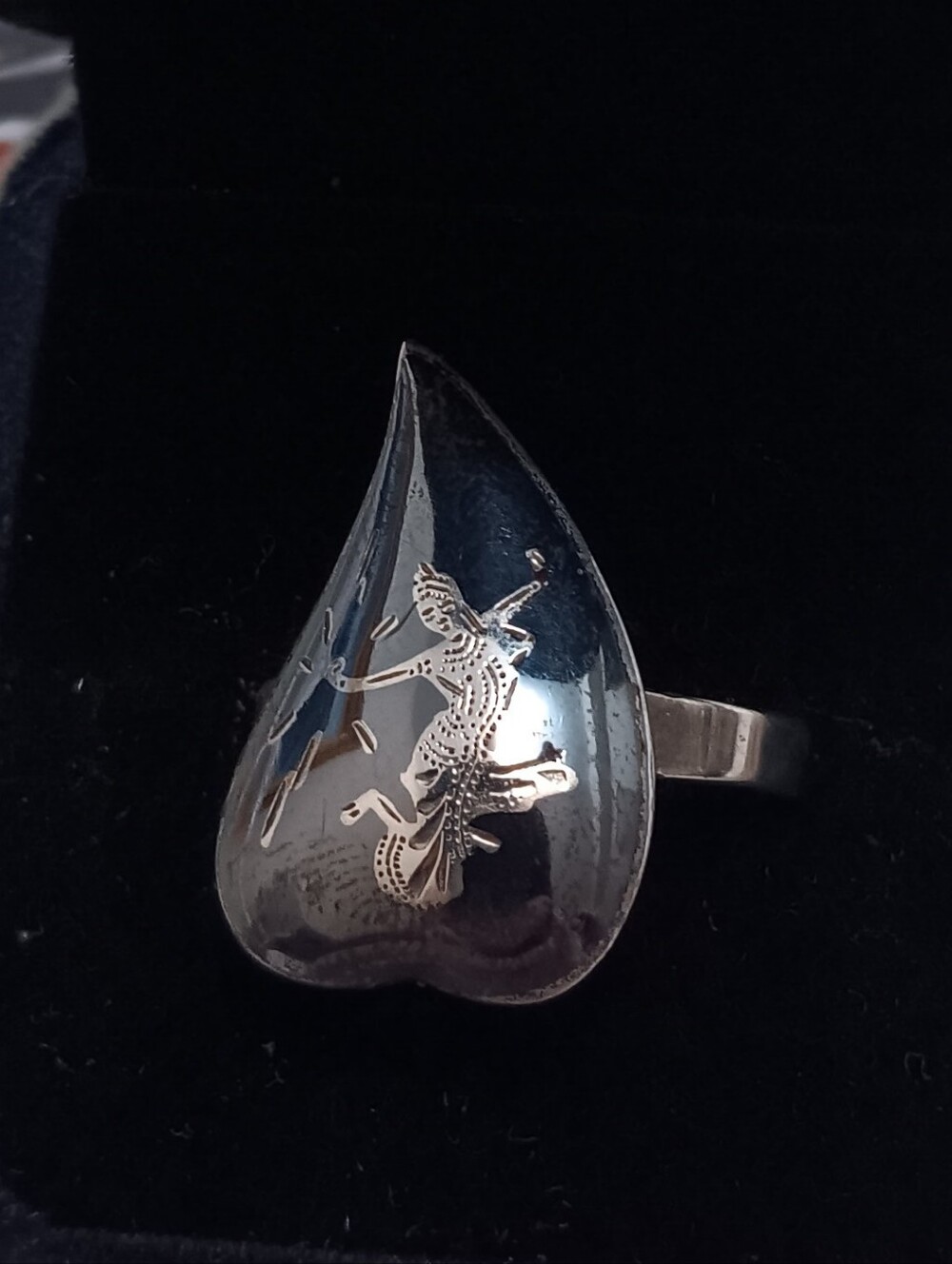 Sterling Silver Teardrop Ring with Engraved Dancer - Silver Siam